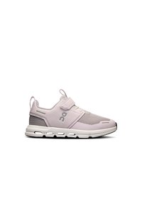 Chaussure de sport lilas clair avec une tige en maille, semelle rembourrée, bande velcro, et accents gris contrastants. Semelle en caoutchouc pour une meilleure traction.