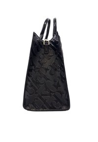 Borsa a tracolla nera lucida con superficie strutturata a motivi, due manici e un piccolo dettaglio in metallo argentato su fondo bianco.
