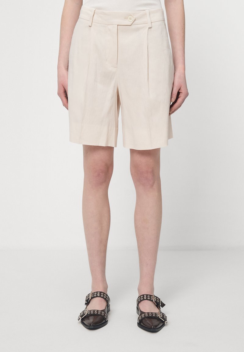 Beige Leinen-Shorts mit geradem Schnitt, ausgestattet mit zwei vorderen Falten und einem einzelnen Knopfverschluss am Bund.