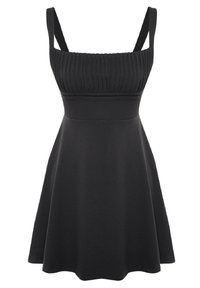 Robe noire sans manches avec un corsage plissé, une taille ajustée et une jupe évasée. Fabriquée à partir d'un tissu lisse avec une texture douce.