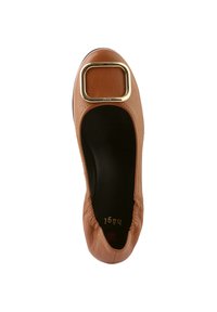 Ballerine en cuir marron avec une boucle carrée en or sur le bout, tige texturée et intérieur lisse noir.