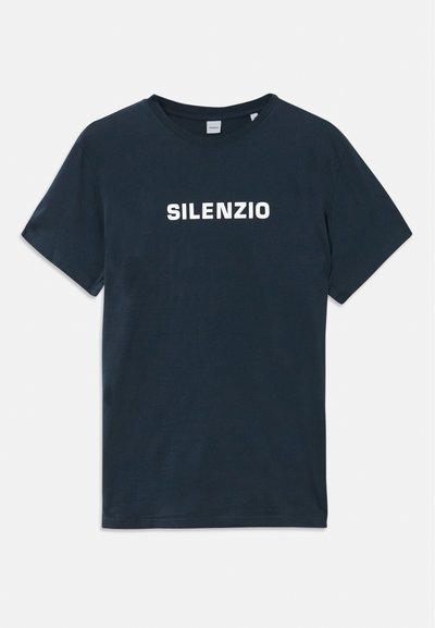 Tumesinine puuvillane t-särk lühikeste varrukatega ja ümarate kaelustega. Rinnal on julge valge kiri "SILENZIO".