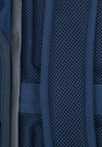 Sac à dos bleu marine avec panneaux en maille, tissu texturé et bretelles en sangle, au design structuré pour une meilleure ventilation et durabilité.