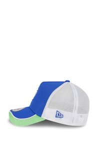 Blaues Baseballcap mit weißem Netzrücken, grünem glitzerndem Schirm und Logo an der Seite. Verfügt über kontrastierende Farben und unterschiedliche Texturen.