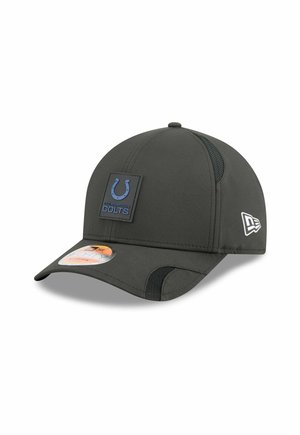 Dunkelgraue Baseballmütze mit strukturiertem Design, versehen mit einem blauen Indianapolis Colts Logo-Patch und Netz-Seitenpanels für Atmungsaktivität.