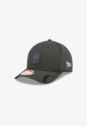 Dunkelgraue Baseballmütze mit strukturiertem Design, versehen mit einem blauen Indianapolis Colts Logo-Patch und Netz-Seitenpanels für Atmungsaktivität.