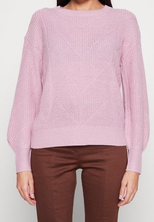 Pull en maille rose clair avec un motif texturé, encolure ronde et manches longues légèrement bouffantes. Poignets et ourlet côtelés.