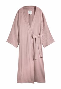 Peignoir en coton rose clair à texture gaufrée, manches larges et ceinture nouée à la taille, présenté à plat avec le devant légèrement ouvert.
