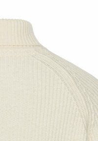 Rippstrickpullover in Off-White mit hohem Kragen und strukturiertem Muster. Verfügt über ein figurbetontes Design und dezente Nähtdetails.