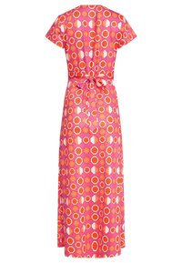 Rosa Maxikleid mit kurzen Ärmeln, das ein kreisförmiges Muster in Orange und Weiß aufweist. Tailliert für eine schmeichelhafte Form; glatte Stofftextur.