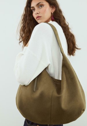 Sac hobo vert olive en daim souple, doté d'une seule sangle d'épaule et d'une silhouette structurée avec des détails de couture subtils.