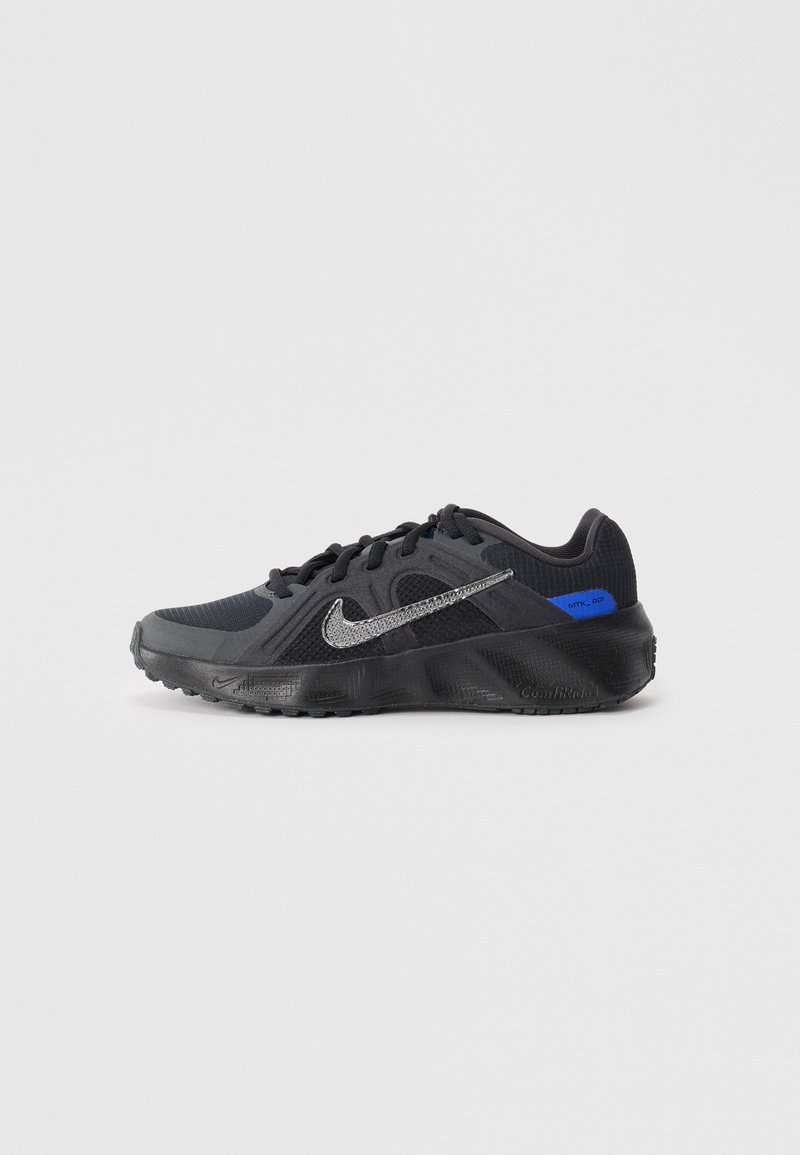 Tênis esportivo Nike em preto e cinza, com parte superior em malha, swoosh prateado refletivo, sola preta texturizada e detalhe azul no calcanhar.