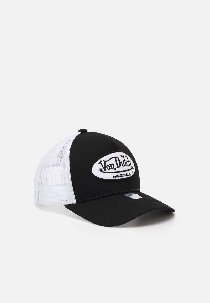 Fekete baseball sapka ívelt napellenzővel, fehér hálós hátoldallal és egy feltűnő fehér felirattal, amelyen a "Von Dutch Originals" szöveg szerepel.