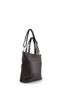 Brun lædertaske med glat finish, der har dobbelte skulderstropper og en lynlåslomme foran. Tekstureret sidepanel i ruskind.