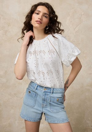Next, REGULAR FIT - PATCH POCKET MINI - Short en jean - mid blue denim