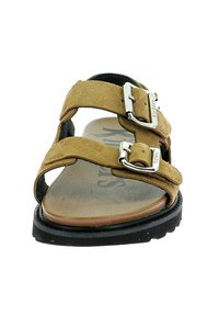 Brun mockaläder sandal med två justerbara remmar och metallspännen, med en platt svart sula och texturerad innersula.