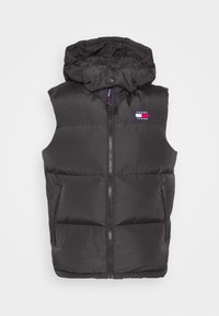 Schwarze Pufferweste mit Frontreißverschluss, hohem Kragen und Kapuze. Verfügt über seitliche Taschen und ein kleines Logo-Patch auf der Brust. Glatte Textur.