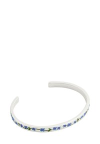 Valkoinen metallinen rannekoru, jossa on kukkakuosi, jossa on sinisiä kukkia ja vihreitä lehtiä ulkoreunalla. Sileä pinta, avoin malli.