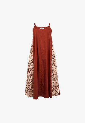 Mouwloze maxi-jurk in roestrood met dunne bandjes en crèmekleurige zijpanelen met abstracte bloemenpatronen.