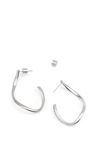 Silver hoopörhängen med en snodd design. Slät textur med en polerad yta. Inkluderar en liten öronstift.