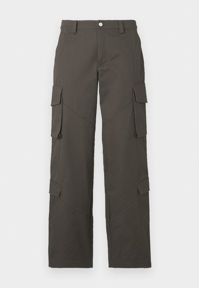 Tummanharmaat suorat cargo-housut, joissa napitus ja neljä läpällistä taskua, kaksi reiden kohdalla ja kaksi lähellä sääriä.
