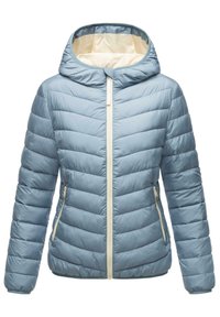 Lichtblauwe pufferjack met een aangesloten capuchon, een geregen patroon en een witte rits. Bevat twee zijzakken met witte accenten.