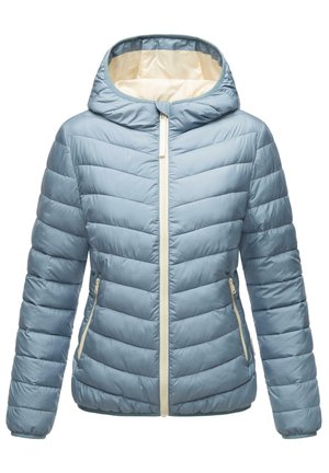 Lichtblauwe pufferjack met een aangesloten capuchon, een geregen patroon en een witte rits. Bevat twee zijzakken met witte accenten.