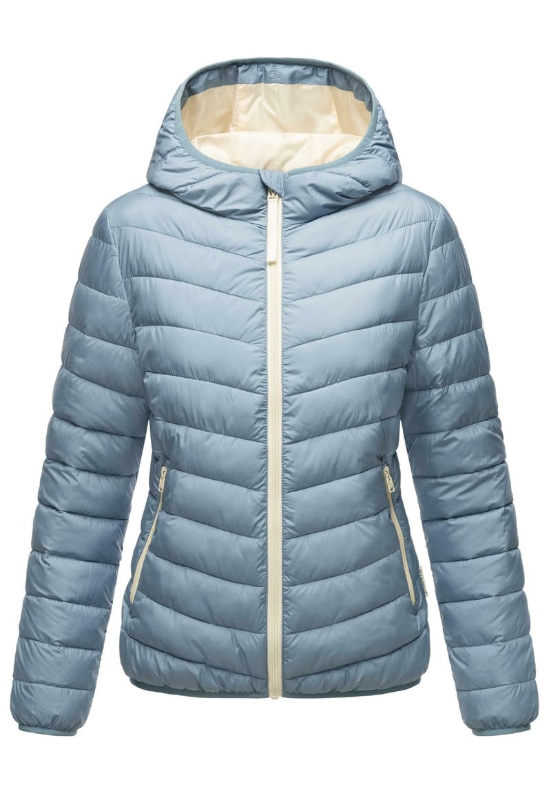 Lichtblauwe pufferjack met een aangesloten capuchon, een geregen patroon en een witte rits. Bevat twee zijzakken met witte accenten.