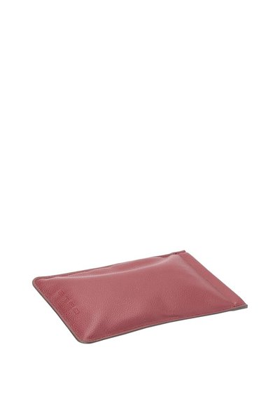 Morbida pochette rettangolare in pelle marrone rossiccio con superficie superiore leggermente rialzata e cuciture sottili lungo i bordi.