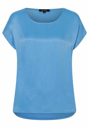 Jasnoniebieska bluzka z krótkim rękawem, z okrągłym dekoltem i lekko zaokrąglonym dołem, wykonana z gładkiego, lekkiego materiału.