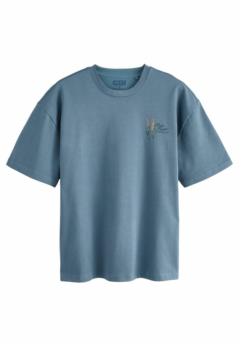 T-shirt bleu à manches courtes avec petite broderie florale et texte "Flower Market Amsterdam" sur la poitrine gauche.