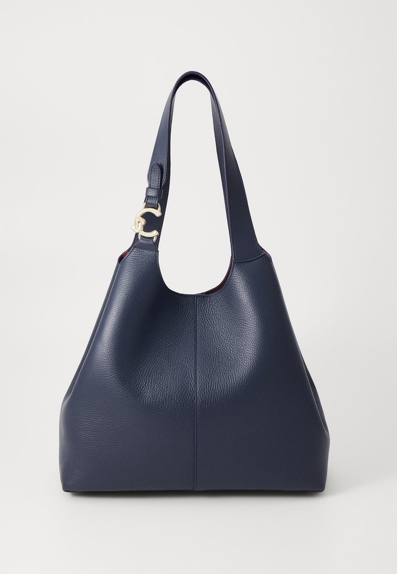 Sac hobo en cuir bleu marine avec une surface texturée, une large bandoulière et un détail en matériel doré sur la sangle. Design minimaliste.