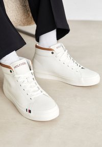 Tommy Hilfiger MODERN - Korkeavartiset tennarit - ivory