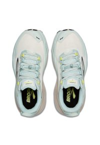 Zapatillas deportivas de color azul claro con parte superior de malla, acentos reflectantes, collar acolchado y un logo negro y amarillo en la plantilla.