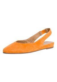 Pomarańczowy zamszowy but typu slingback na płaskim obcasie z ostro zakończonym noskiem, wycięciami po bokach i niskim obcasem. Miękka tekstura i minimalistyczne detale projektu.