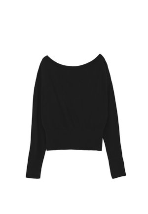 Czarny krótki sweter z szerokim dekoltem, długimi rękawami i prążkowanym dołem. Wykonany z miękkiej tkaniny o gładkiej fakturze i bez widocznych wzorów.