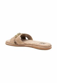 Sandalias deslizantes de ante beige con un acento de cadena en tono dorado, diseño de punta abierta, suela acolchada y suela plana en tono marrón.