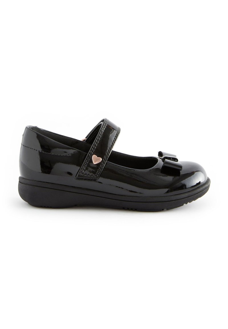 Schwarze Lackleder-Mary-Jane-Schuhe mit runder Zehe, flacher Sohle und einem verstellbaren Riemen. Verfügt über eine Schleife und ein Herzmotiv auf der Vorderseite.