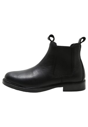 Bota Chelsea de cuero negro con panel lateral elástico, lengüetas en la parte delantera y trasera, tacón bajo y puntera redondeada.