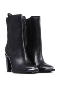 Bottines en cuir noir avec une finition lisse, bout pointu, fermeture éclair et détails côtelés sur les côtés ; design à talon haut.