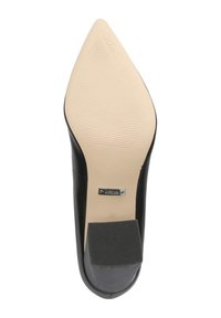 Scarpa nera con tacco alto e punta affusolata. Parte superiore in pelle liscia e suola beige texture. Presenta un logo metallico decorativo vicino al tacco.