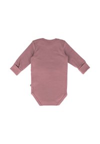 Dlouhý rukáv overal z měkké růžové tkaniny s kulatým výstřihem a druky na spodní části; má přiléhavé manžety a hladký povrch.