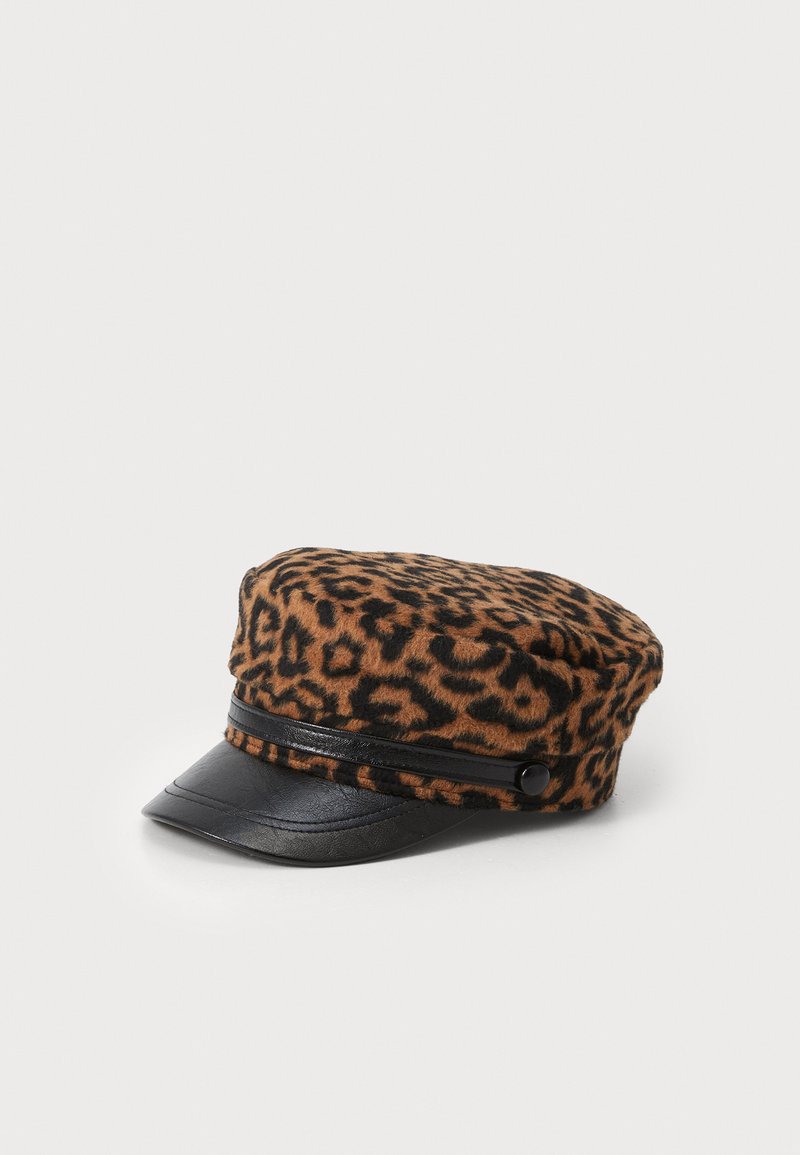 Kapa sa uzorkom leoparda s mekom, teksturiranom smešnom smešnom tkaninom i crnim kožnim vizirama. Ima crnu traku i detalj dugmeta sa strane.