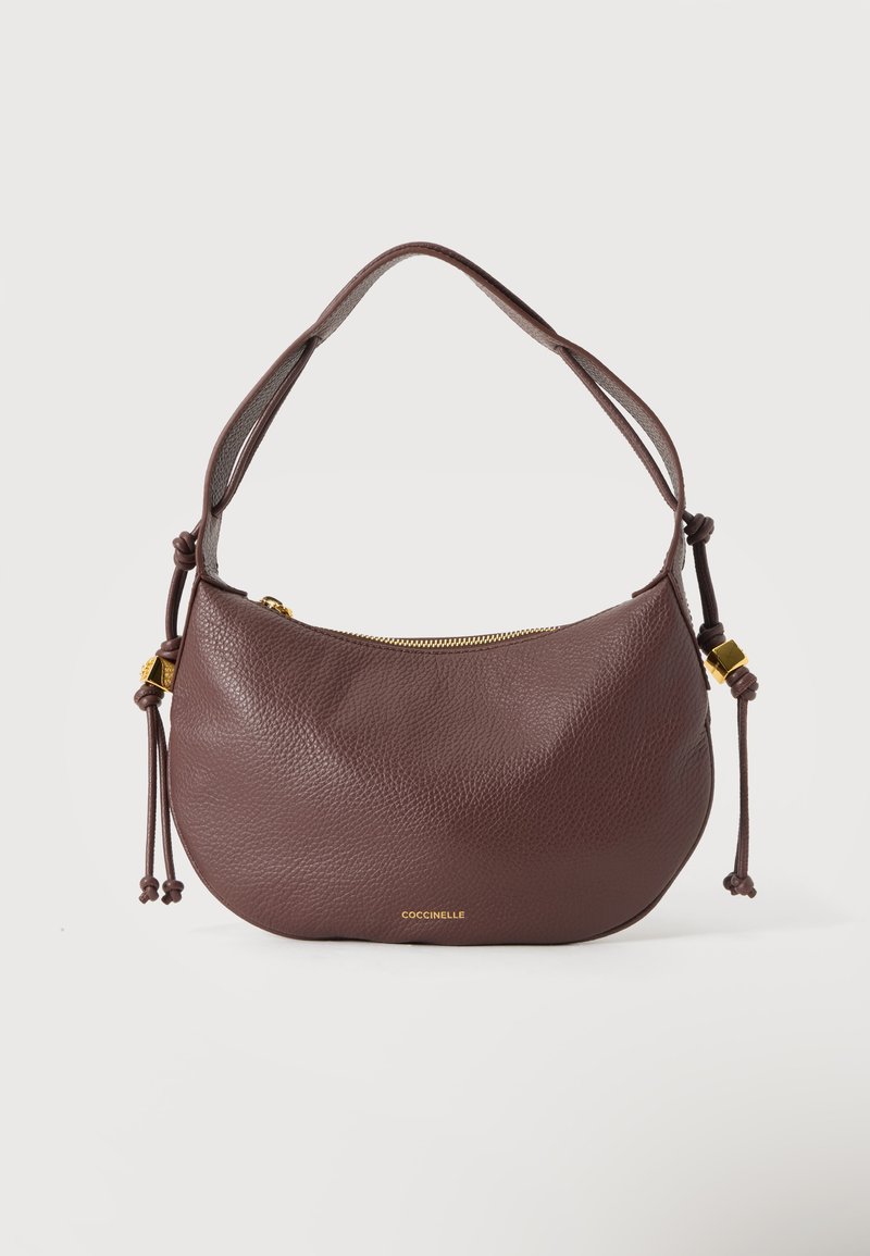 Sac à épaule en cuir brun texturé avec fermeture éclair dorée, bandoulière réglable nouée et petit logo de la marque doré à l'avant.