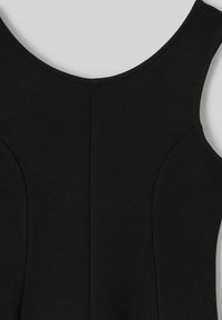 Robe noire sans manches avec un col rond. Présente un design structuré avec des coutures courbes et une texture lisse et mate.