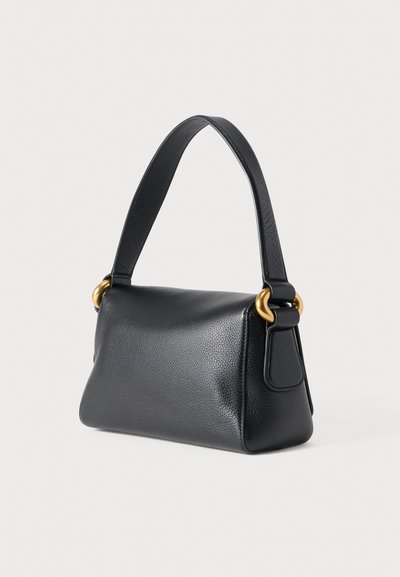 Μαύρη τσάντα χειρός από δέρμα με υφή, καμπυλωτή σιλουέτα και χρυσούς μεταλλικούς λεπτομέρειες στο λουρί. Πλάγια όψη.