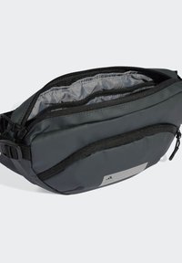 Borsa a tracolla in nylon grigio con più scomparti con zip e dettagli neri. Presenta una forma elegante e arrotondata e una tracolla regolabile.