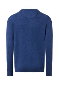 Niebieski sweter z długim rękawem i okrągłym dekoltem, wykonany z dzianiny, z prążkowanymi mankietami i dolnym brzegiem, wyeksponowany na białym tle.