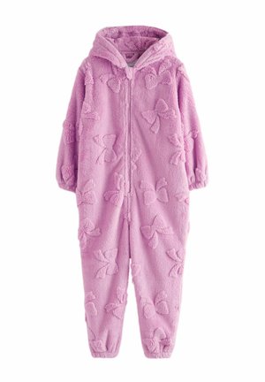 Combinaison douce rose pâle en tissu duveteux avec capuche, fermeture éclair à l’avant, poignets élastiques et motifs papillons en relief partout.