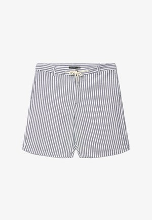 Blaue und weiße vertikal gestreifte Shorts mit Gürtelschlaufen und weißem Kordelzug in der Taille.